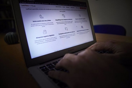 Una persona navega en Internet con un ordenador (JESÚS HELLÍN / EUROPA PRESS) 