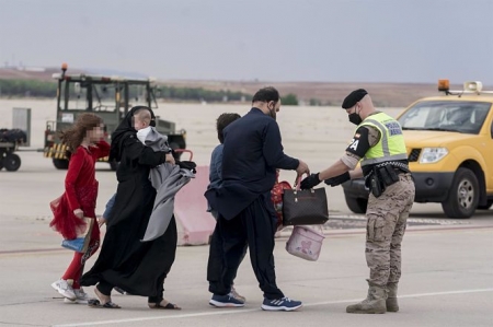 Varios refugiados tras la llegada de un nuevo avión con 260 personas procedentes de Afganistán (A. PÉREZ MECA - EUROPA PRESS) 