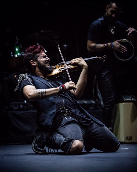 Strad` actuando con el violín (ANDREA SILVAN)