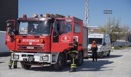 Efectivos de bomberos y sanitarios de Granada en una imagen de archivo (EMERGENCIAS 112)
