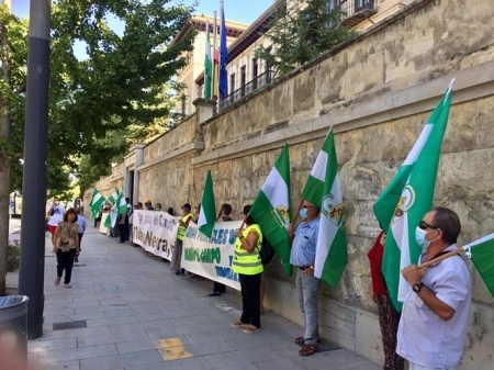 Concentración de los regantes de la Asociación Verde-Seco-Jate frente a la Junta (ASOCIACIÓN VERDE-SECO-JATE)