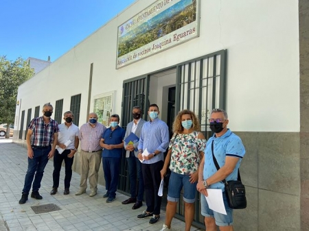 Robles Díaz y Caracuel junto a la sede de la AVV del barrio Joaquina Eguaras (PP)