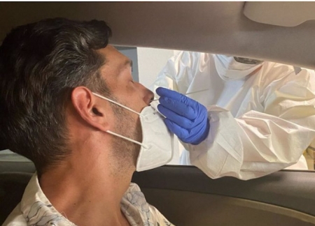 Un sanitario hace un PCR (GOBIERNO DE CANARIAS) 