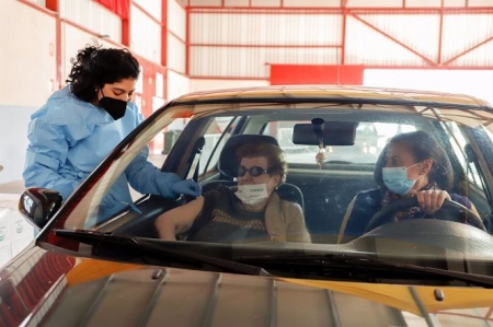 Vacunación conta la Covid-19 de una persona mayor de 80 años en Huétor Tájar (AYUNTAMIENTO DE HUÉTOR TÁJAR) 