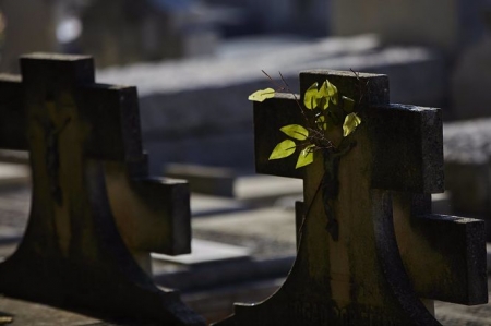 Cruces cristianas en tumbas (JESÚS HELLÍN - EUROPA PRESS) 