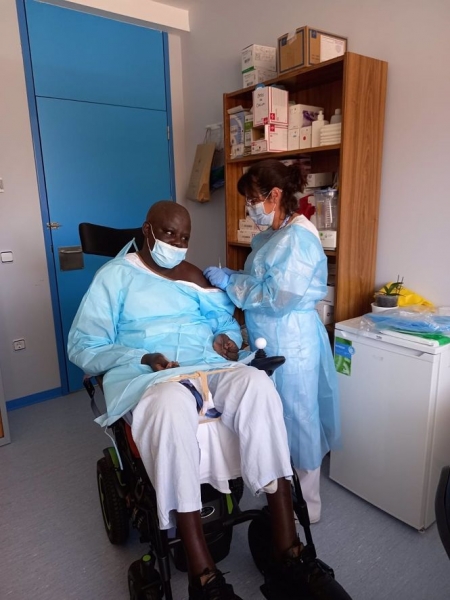 Un equipo multidisciplinar del Hospital Virgen de las Nieves de Granada logra salvar la vida a un paciente senegalés residente en Almería tratado durante dos años de una grave lesión medular (JUNTA DE ANDALUCÍA)