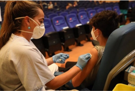 Una sanitaria vacuna a una menor (ISABEL INFANTES / EUROPA PRESS) 