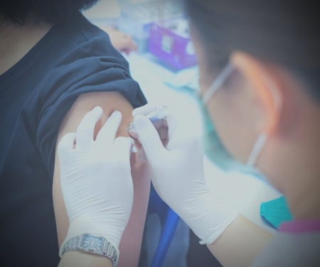 Imagen de recurso de una mujer recibiendo una dosis de la vacuna contra el COVID-19 (UGR)