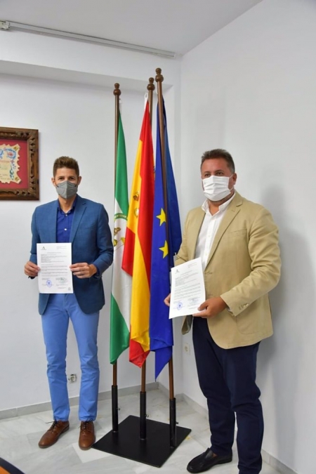 El delegado territorial de Desarrollo Sostenible en Granada, Manuel Francisco García Delgado, y el alcalde de Lanjarón, Eric Escobedo (JUNTA DE ANDALUCÍA)