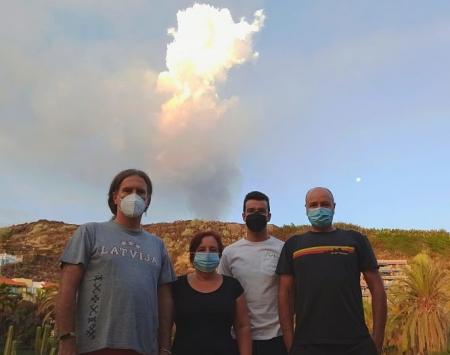 los investigadores de la Universidad de Granada en las inmediaciones del volcán de Cumbre Vieja en La Palma (UGR)