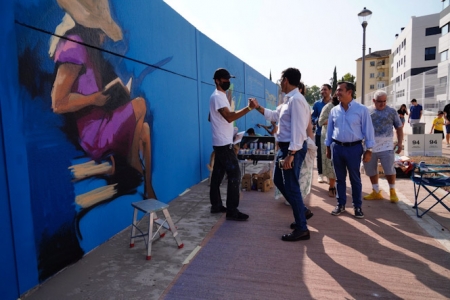 El Alcalde ha visitado el muro que están pintando (AYTO. GRANADA)