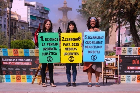 Miembros de Extinction Rebellion en la Fuente de las Batallas (XR) 