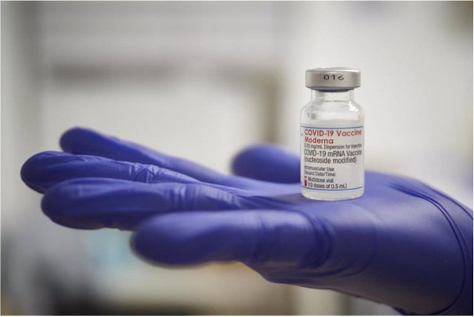 Una profesional sanitaria sostiene un vial de la vacuna de Moderna contra la Covid-19 (EDUARDO SANZ /EUROPA PRESS) Una profesional sanitaria sostiene un vial de la vacuna de Moderna contra la Covid-19 (EDUARDO SANZ /EUROPA PRESS)