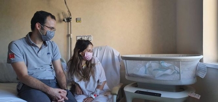Unos padres observan a su recién nacida (JUNTA DE ANDALUCÍA) 