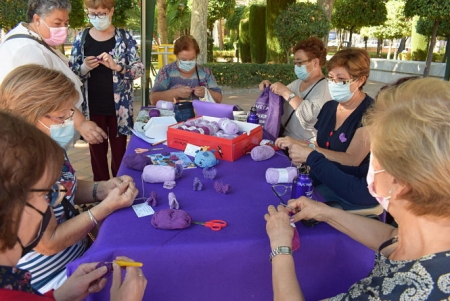 Mujeres de la Asociación Amefa realizando las mariposas (AYTO. ALBOLOTE)