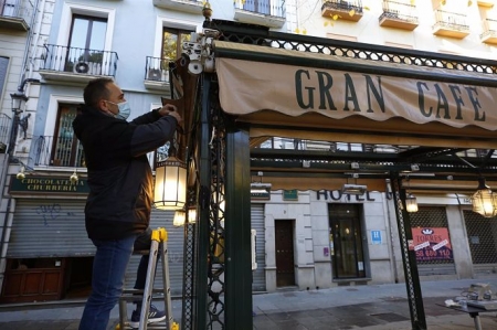 Camareros limpiando y poniendo las mesas en las terrazas de los bares a primera hora de la mañana (ÁLEX CÁMARA - EUROPA PRESS) 