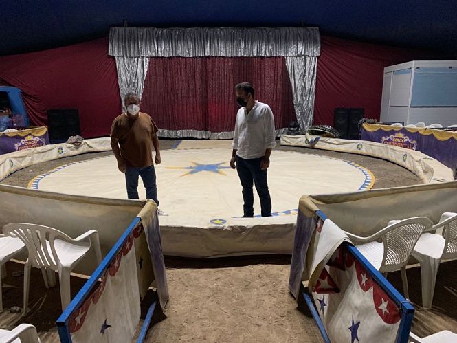 Los concejales de Fiestas y Obras y Servicios de Vegas del Genil visitan las instalaciones del Circo Continental en Ambroz /AYTO. VEGAS DEL GENIL) Los concejales de Fiestas y Obras y Servicios de Vegas del Genil visitan las instalaciones del Circo Continental en Ambroz /AYTO. VEGAS DEL GENIL)