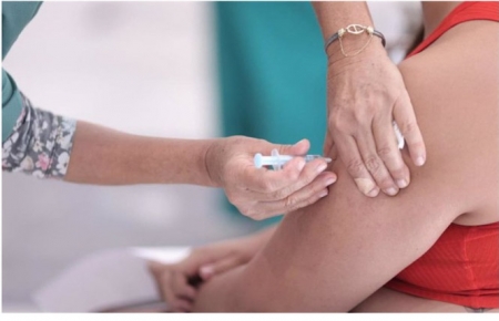 Un sanitario suministra una dosis de la vacuna (EDUARDO PARRA - EUROPA PRESS) 