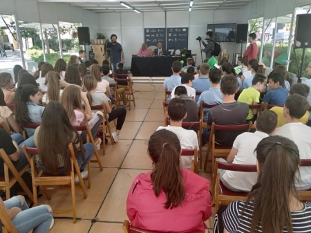 Alumnos participan en un maratón de lectura en Granada, en imagen de archivo (JUNTA DE ANDALUCÍA) 