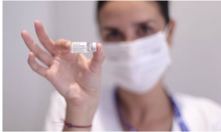 Una, sanitaria sujeta una dosis de la vacuna Janssen (EDUARDO PARRA / EUROPA PRESS) 