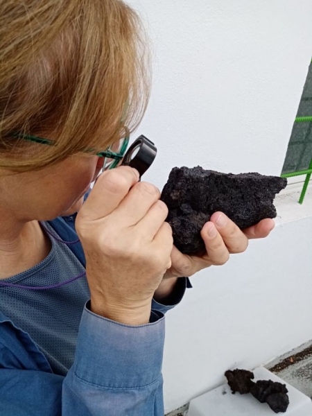 Jane Hannah Scarrow analiza muestras de lava del volcán en La Palma (UGR)