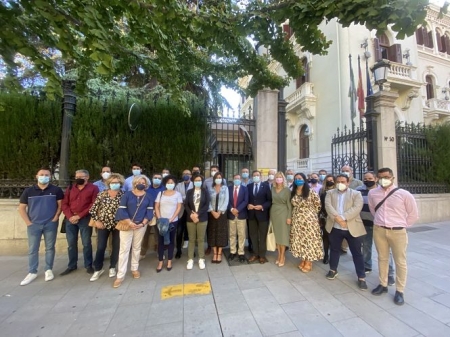 Ana Vázquez y Mónica Castillo junto a alcaldes y portavoces del PP tras comparecer ante los medios (PP)