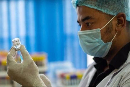 Un médico manipulando una vacuna del coronavirus (FOMENT DEL TREBALL) 