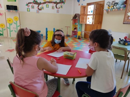 alumnas de la ludoteca de La Zubia que han enviado cartas de ánimo y dibujos a los niños de La Palma (AYTO. LA ZUBIA)