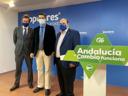 Carlos Rojas, Pablo Hispán y José Robles en la sede provincial del PP de Granada (PP)