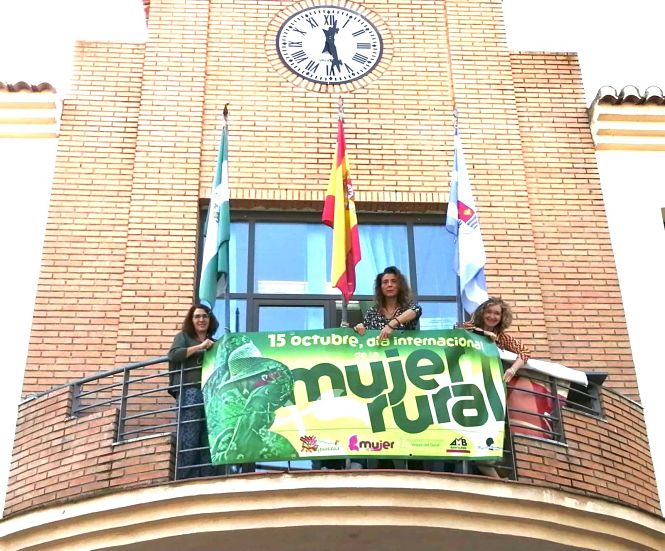 Mujeres colgando la pancarta del Día Internacional de la Mujer Rural en el Ayuntamiento (AYTO. VEGAS DEL GENIL) Mujeres colgando la pancarta del Día Internacional de la Mujer Rural en el Ayuntamiento (AYTO. VEGAS DEL GENIL)