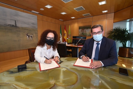 Imagen de la firma del convenio con Fegradi (R. MARTINEZ / DIPGRA)
