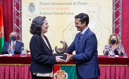 Francisco Cuenca entrega el galardón a Yolanda Pantín (JAVIER ALGARRA / AYUNTAMIENTO) 