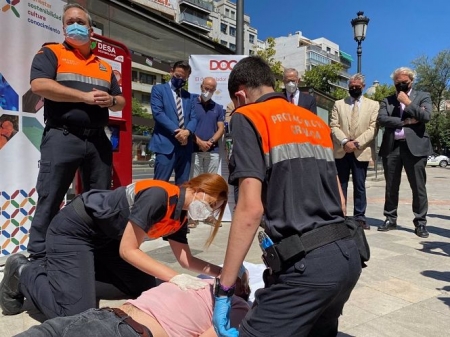 Simulacro durante la inauguración de los desfibriladoras instalados en Granada (AYUNTAMIENTO DE GRANADA) 