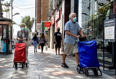 Imagen de recurso de dos pensionistas paseando (SUBDELEGACIÓN)