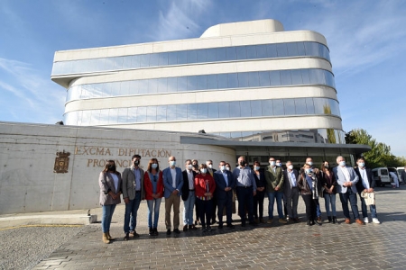 Foto de familia con los alcaldes (R. MARTÍNEZ / DIPGRA)