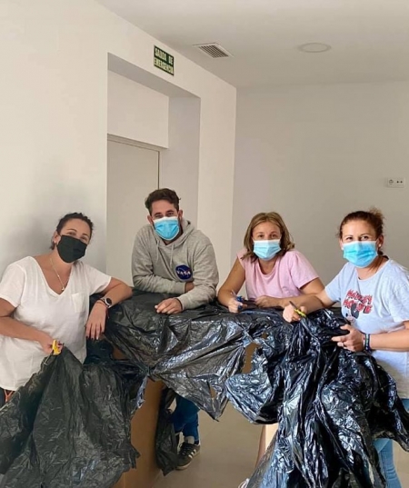 El concejal de Juventud de Otura, junto a las voluntarias que han preparado el `Hotel de los Horrores` (AYTO. OTURA)