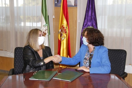 Firma del convenio entre Pilar Aranda y Marifran carazo (UGR)