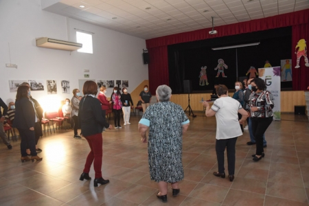 Mayores de Domingo Pérez durante la verbena (M. CASANOVA/DIPGRA)