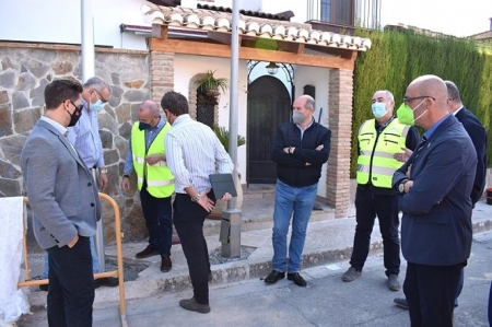 El Alcalde de Albolote, Salustiano Ureña ha suprvisado la sustitución de las luminarias en la urbanización del Cubillas (AYTO. ALBOLOTE)