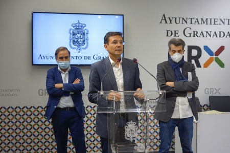 El Alcalde de Granada, Francisco Cuenca, en rueda de prensa (JAVIER ALGARRA / AYUNTAMIENTO)
