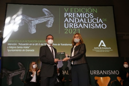 Marifrán Carazo le entrega el premio a Juan Fernando Estévez (JUNTA) 