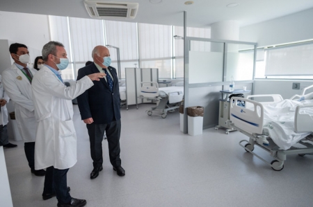 Visita de Jesús Aguirre a la unidad de Ictus (JUNTA)
