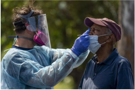 Un hombre se somete a una prueba de coronavirus (GREG LOVETT /PALM BEACH POST VIA / DPA) 