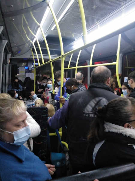 Línea 156 abarrotada (IU)