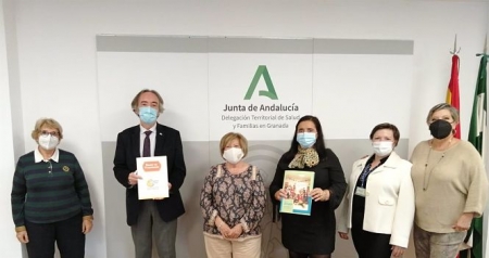 La directora gerente del hospital Virgen de las Nieves, María Ángeles García Rescalvo, y la presidenta de la asociación Pídeme la Luna, María Soledad Escribano, firman convenio junto al delegado de Salud y Familias, Indalecio Sánchez-Montesinos (JUNTA) 
