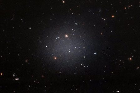 La galaxia NGC 1052-DF2, una de las galaxias que parecen carecer de materia oscura (ESA -HUBBLE) 