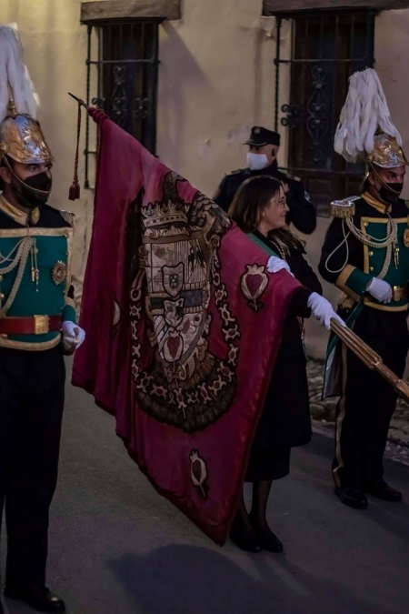 Lucía Garrido con el estandarte de Castilla (JOSÉ VELASCO) 