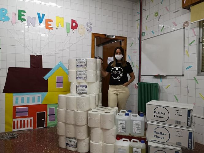 La concejala de Educación entrega el material en uno de los colegios de Vegas (AYTO. VEGAS DEL GENIL) La concejala de Educación entrega el material en uno de los colegios de Vegas (AYTO. VEGAS DEL GENIL)