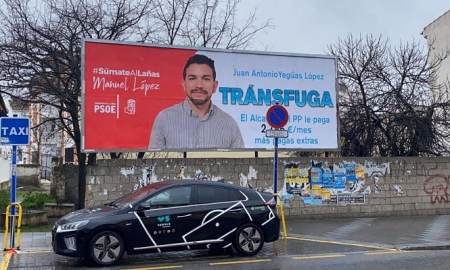 Valla publicitaria en la que el PSOE tacha de tránsfuga al edil de Churriana de la Vega, Juan Antonio Yeguas. - ARCHIVO