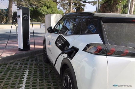 Vehículo eléctrico en carga en el Puerto de Motril (PUERTO DE MOTRIL) 